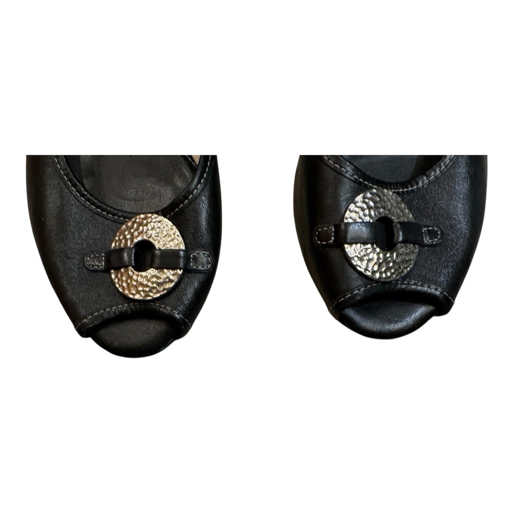🆕CLARKS ARTISAN peep toe Black Flats with decorative hammered silver circle sz 9 - Picture 5 of 10